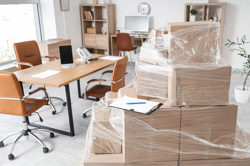 ICS Pack In Folie gepackte Umzugskartons stehen in einem Büro