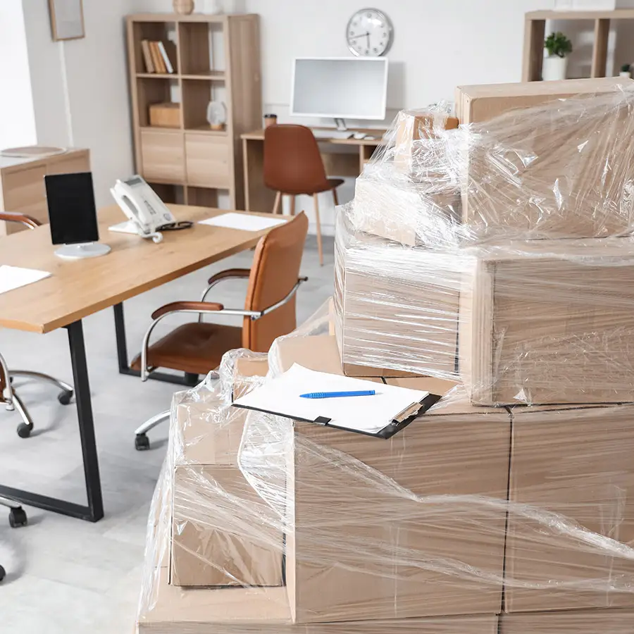 ICS Pack In Folie gepackte Umzugskartons stehen in einem Büro